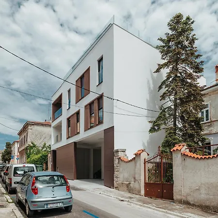 Posh - Luxury * プーラ