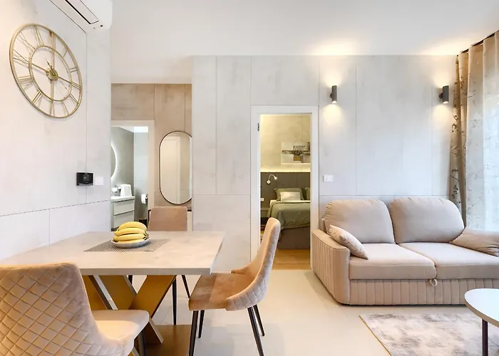 Posh - Luxury プーラ